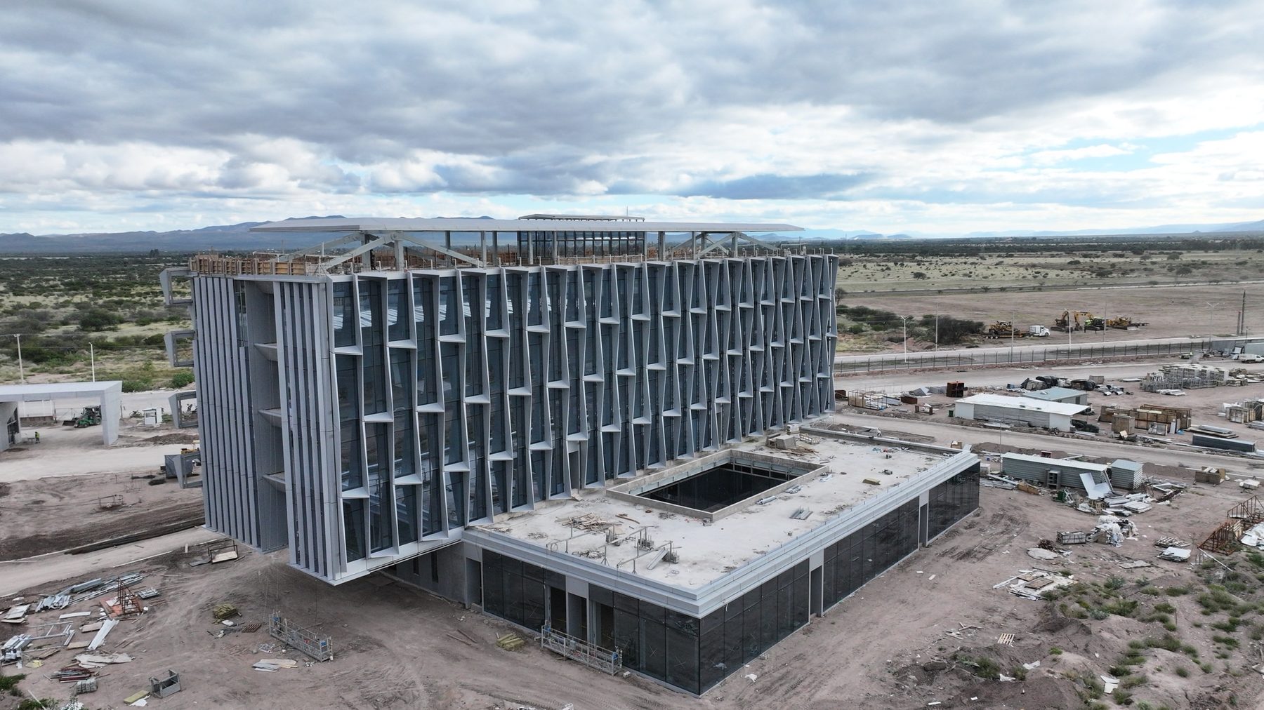 Edificio de oficinas con fachada de aletas metálicas montada, campus KBY en San Luis Potosí